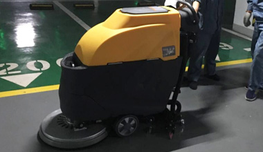M52手推式洗地機服務(wù)于小區(qū)地下停車場